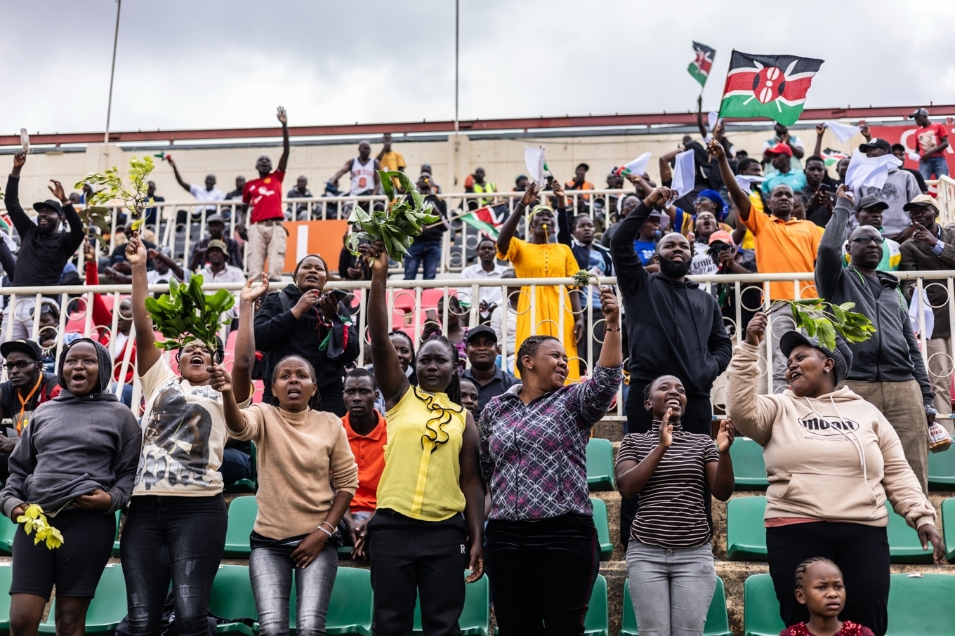 Anhängare till Kenyas tidigare premiärminister Raila Odinga vid fredagens begravningsceremoni på en stadium i Nairobi. Foto: Samson Otieno/AP/TT