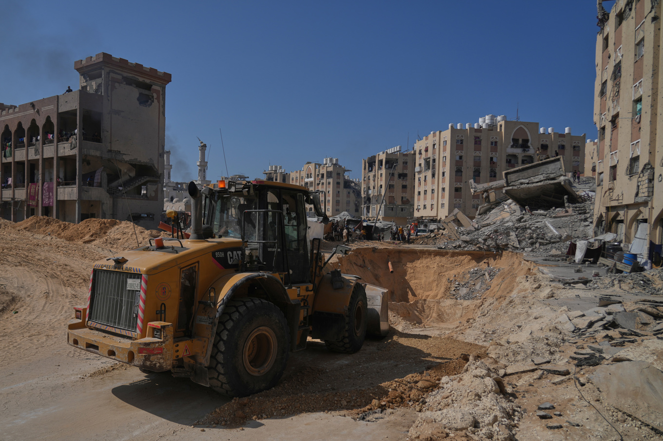 Medlemmar i Hamas söker efter kvarlevor efter döda israeliska gisslan i Khan Yunis. Bilden är tagen 17 oktober. Foto: Abdel Kareem Hana/AP/TT