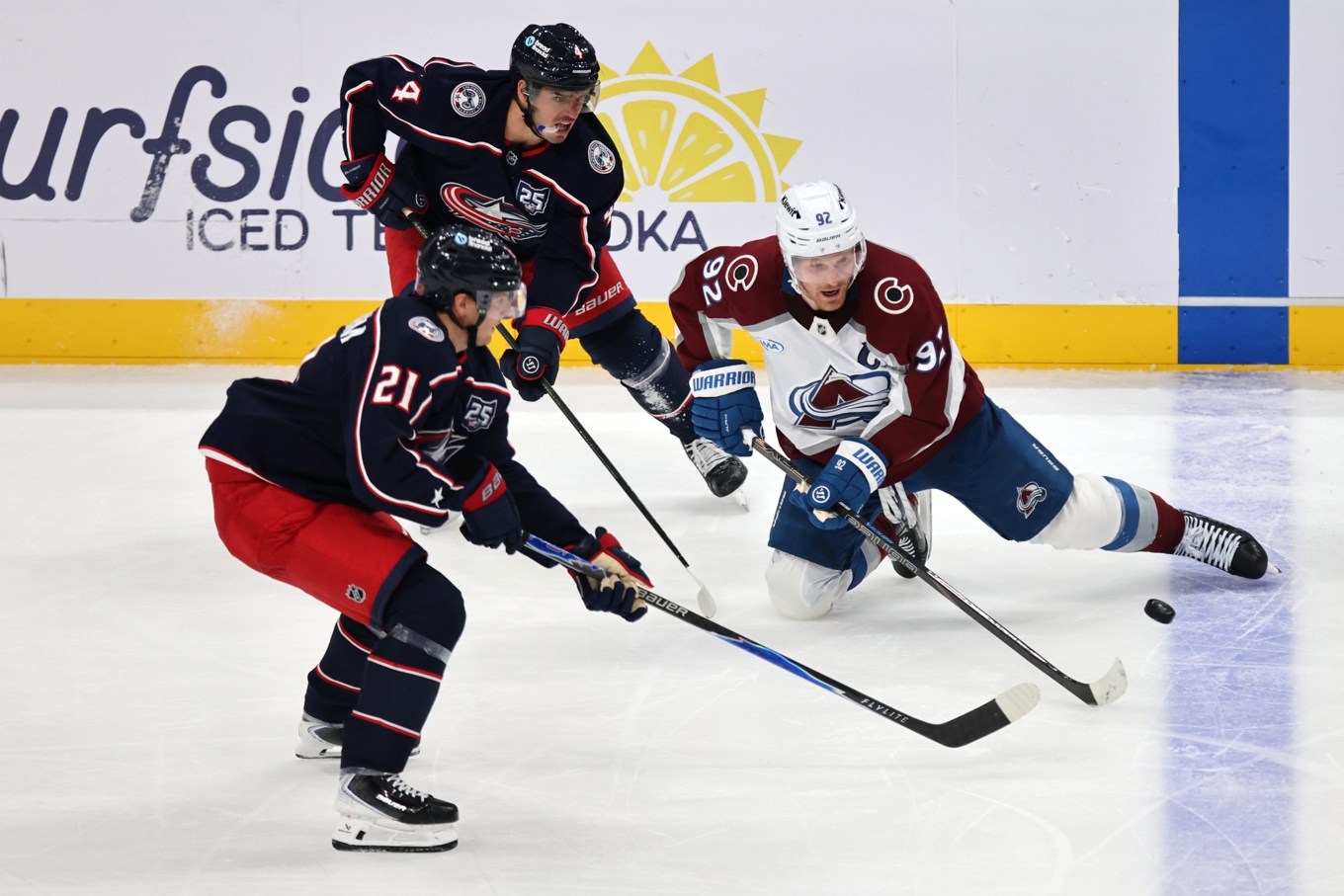 Colorados Gabriel Landeskog, till höger, har gjort sin första poäng för säsongen. Foto: Paul Vernon/AP/TT