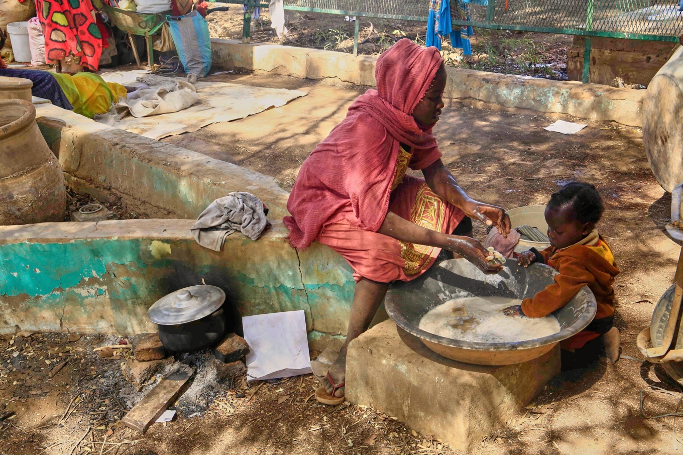 En familj i Sudan har flytt strider och befinner sig på flykt. Arkivbild. Foto: AP/TT