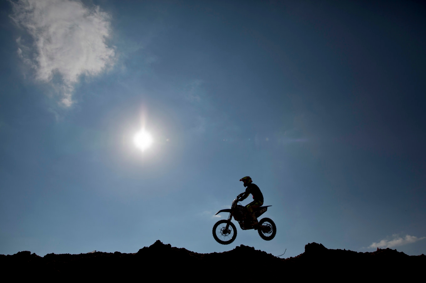 En man skadades allvarligt i en olycka på en motocrossbana i Kalmar på lördagen. Arkivbild. Foto: Ariel Schalit/AP/TT