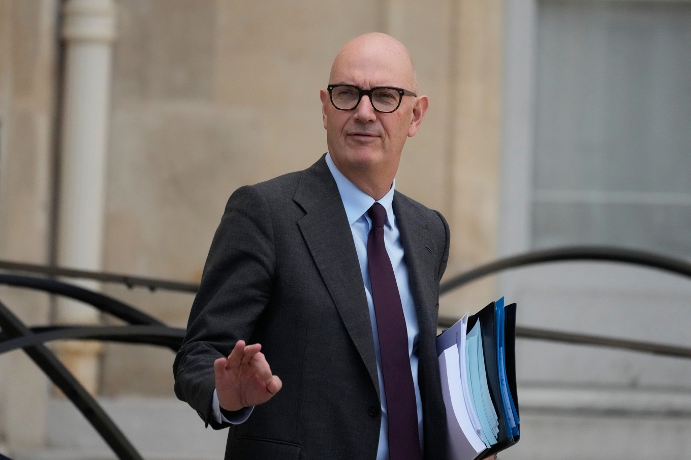 FRankrikes finansminister Roland Lescure säger att sänkningen av Frankrikes kreditbetyg är en "väckarklocka". Foto: Michel Euler/AP/TT