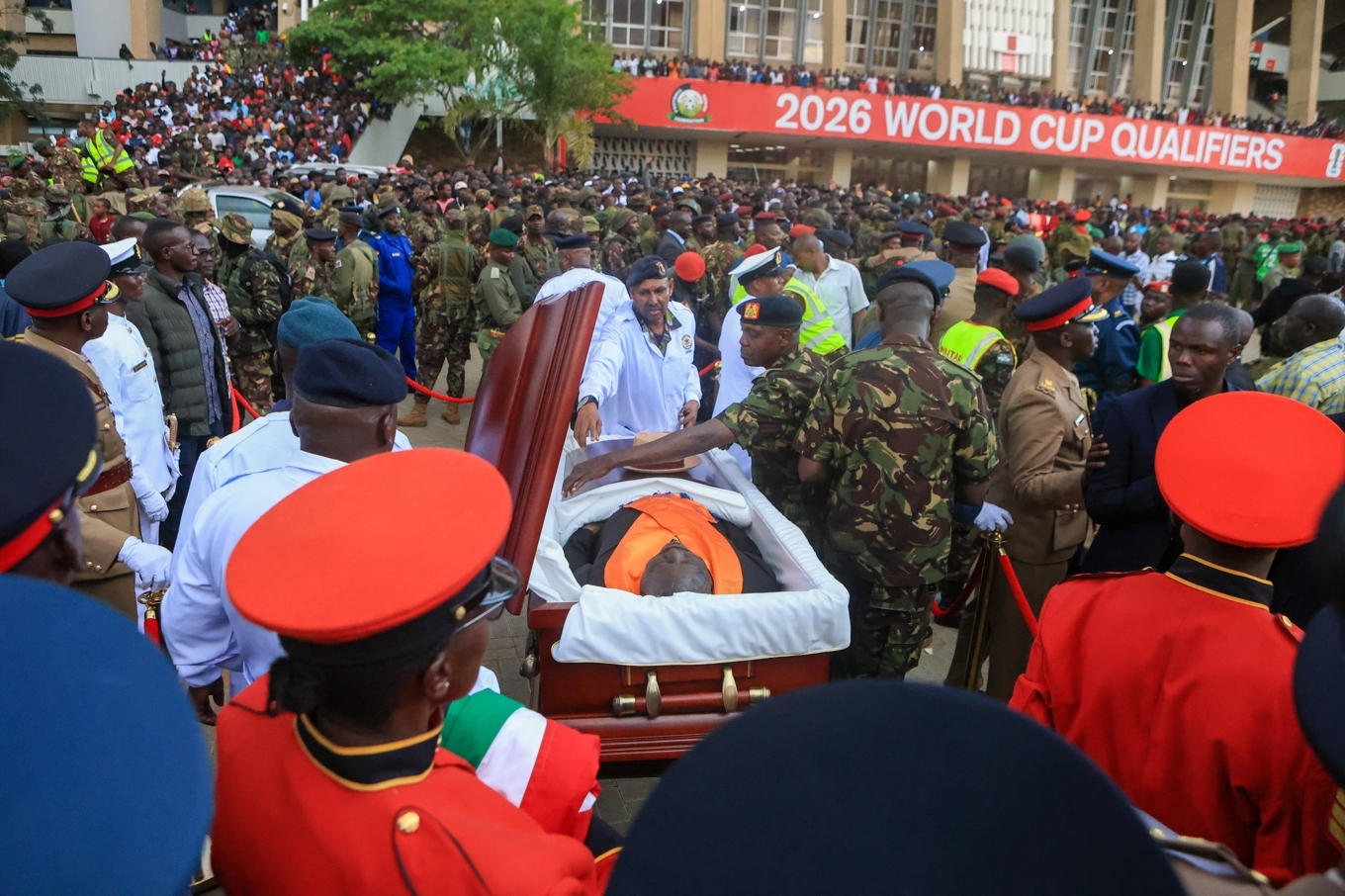 Människor sörjer Kenyas tidigare premiärminister Raila Odinga i Kenyas huvudstad Nairobi. Bild från i torsdags. Foto: Andrew Kasuku/AP/TT
