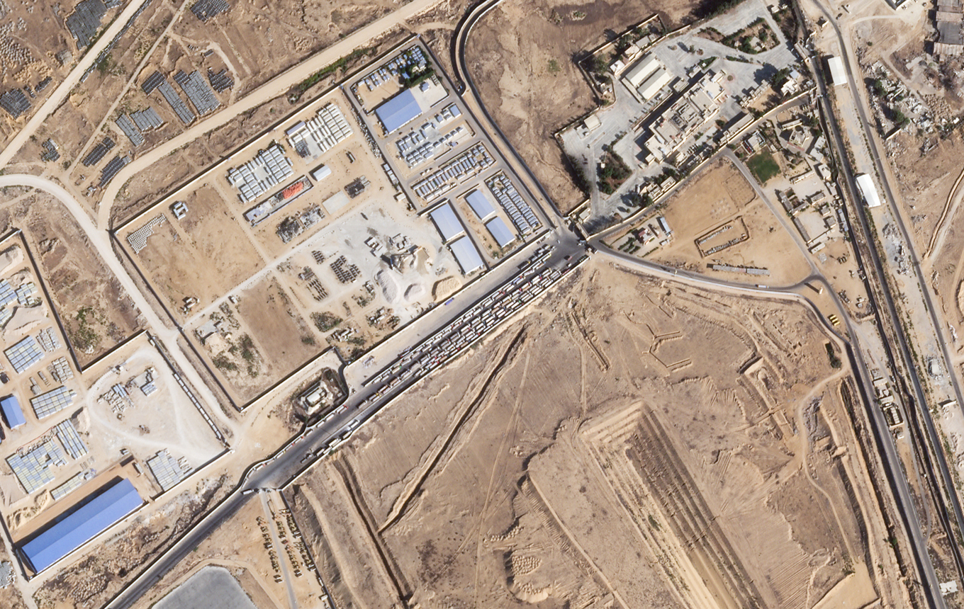 Satellitbilden visar lastbilar som väntar på den egyptiska sidan av Rafahövergången i torsdags. Foto: Planet Labs PBC/AP/TT