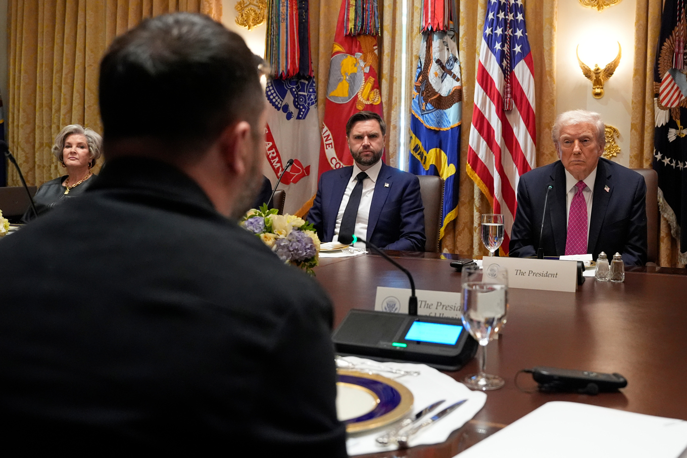 USA:s president Donald Trump iakttar Ukrainas president Volodymyr Zelenskyj i Vita huset. Foto: Alex Brandon/AP/TT