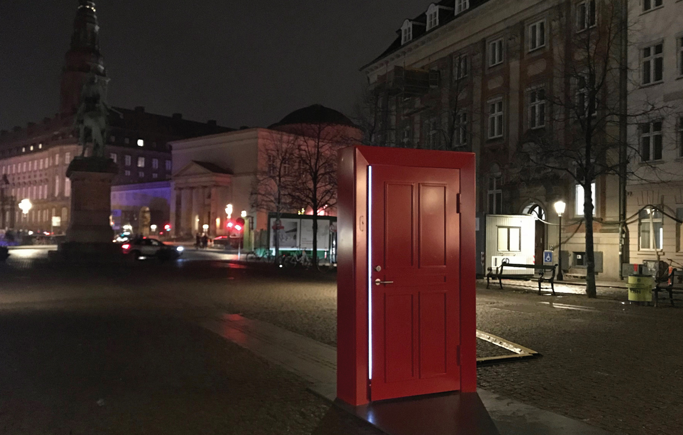 Den som öppnar konstverket "Dörren" utanför riksdagshuset i Stockholm möter den besökare som gör samma sak i Tensta. Pressbild. Foto: Josette Dahlin