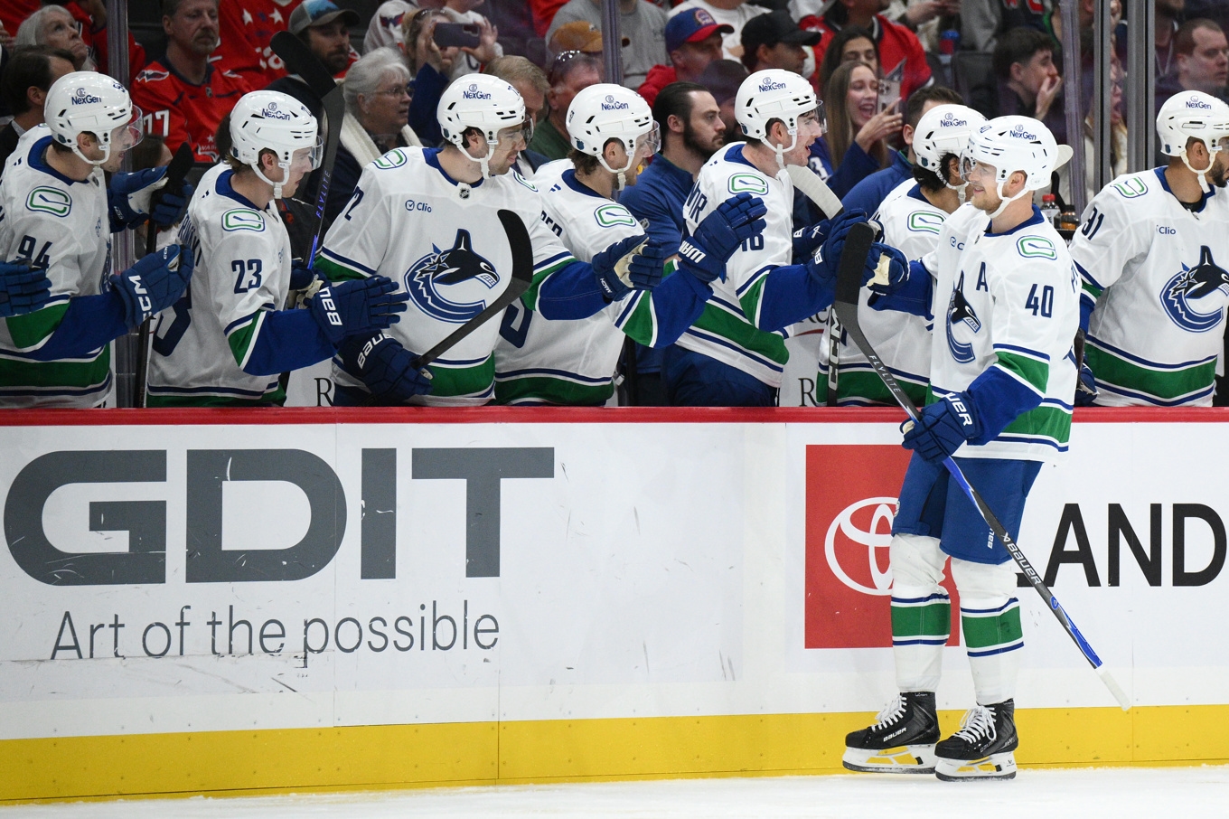 Elias Pettersson firar sitt första mål för säsongen i Vancouvers seger över Washington. Foto: Nick Wass/AP/TT