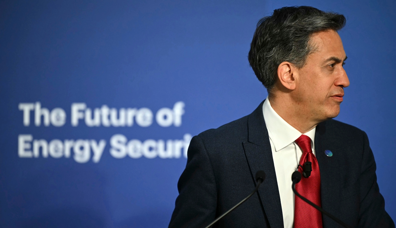 Energiminister Ed Miliband och den brittiska regeringen har sjösatt en nationell plan för att möte efterfrågan på nya jobb i den gröna sektorn. Arkivbild. Foto: Justin Tallis/Pool via AP/TT