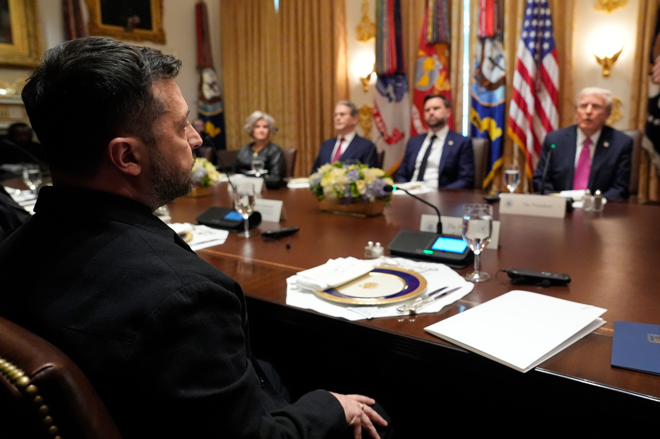 Storbråk uppges ha utbrutit mellan Ukrainas president Volodymyr Zelenskyj och USA:s president Donald Trump i det stängda mötet mellan de två i Vita huset i fredags. Foto: Alex Brandon/AP/TT