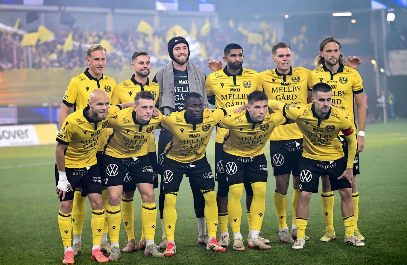 Mjällbys startelva som säkrade SM-guldet. Övre raden från vänster: Herman Johansson, Axel Norén, Noel Törnqvist, Abdullah Iqbal, Jacob Bergström, Tom Pettersson. Undre raden från vänster: Viktor Gustafson, Elliot Stroud, Abdoulie Manneh, Timo Stavitski och Jesper Gustavsson. Foto: Björn Larsson Rosvall/TT