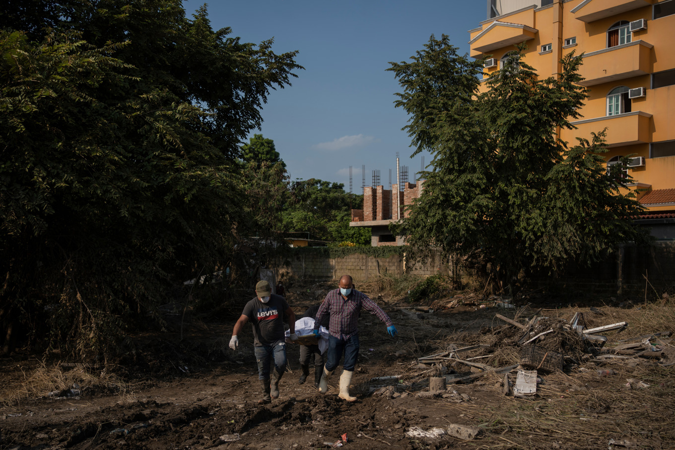 Hjälparbetare bärgar en kropp i Poza Rica, Veracruz, efter översvämningarna som drabbat centrala Mexiko. Foto: Felix Marquez/AP/TT