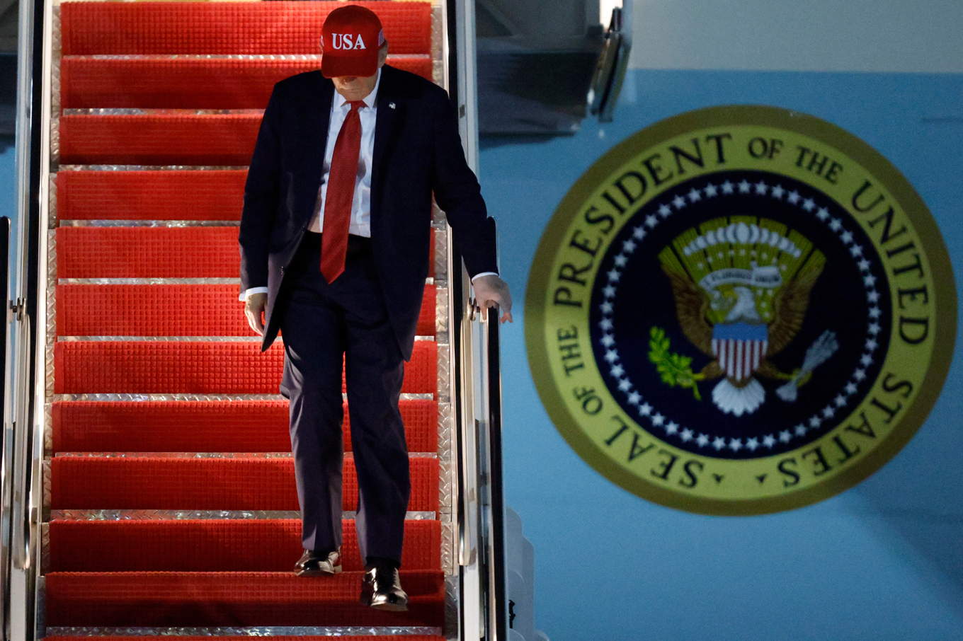 USA:s president Donald Trump svarade på frågor från reportrar på sitt presidentplan natten mot måndagen svensk tid. Foto: Luis M. Alvarez/AP/TT