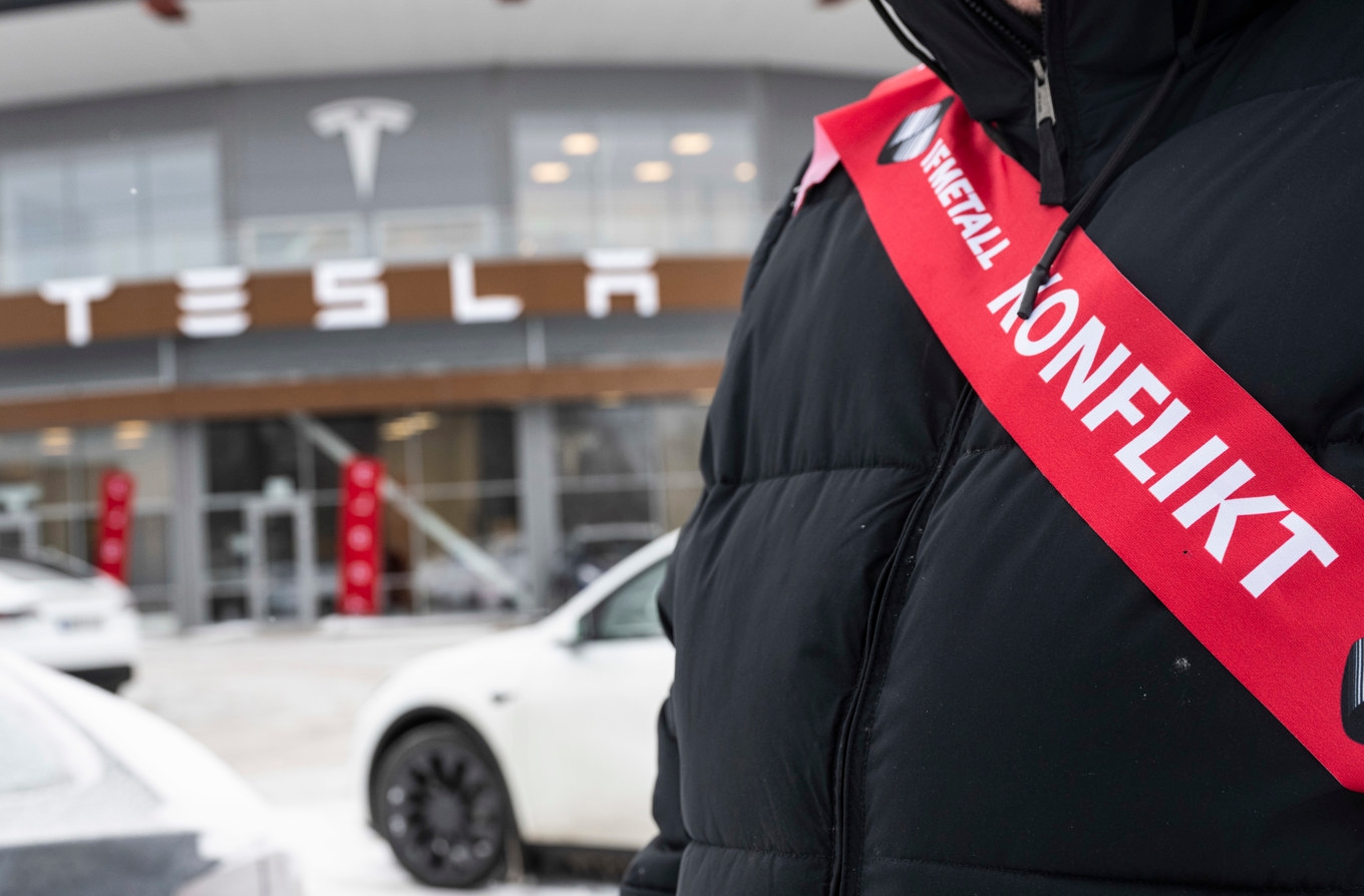 En strejkvakt från IF Metall utanför bilföretaget Teslas anläggning i Örebro. Arkivbild. Foto: Pontus Lundahl/TT