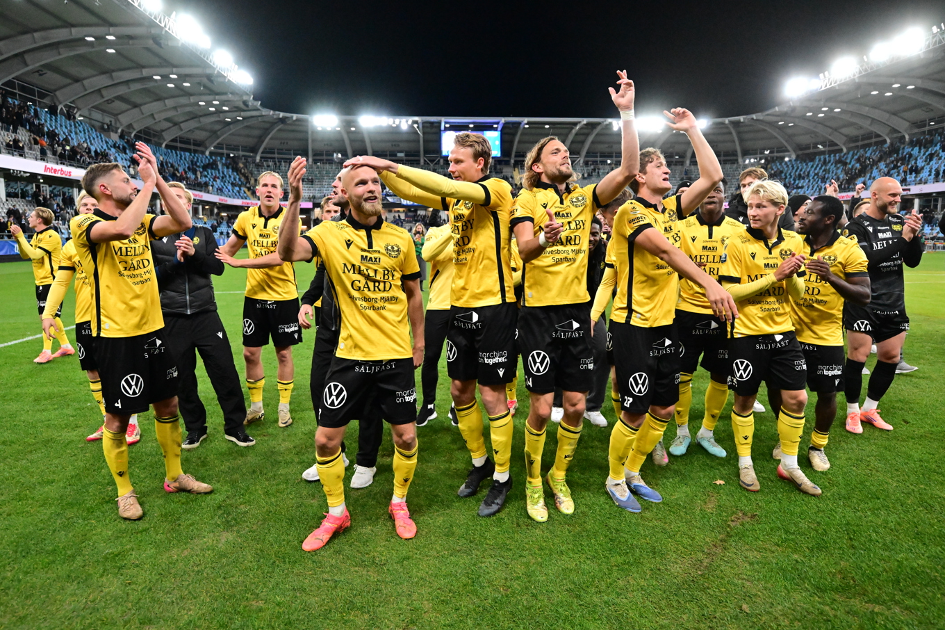 Mjällby firar SM-guldet efter 2-0 i måndagens seger mot Göteborg på bortaplan. Foto: Björn Larsson Rosvall/TT