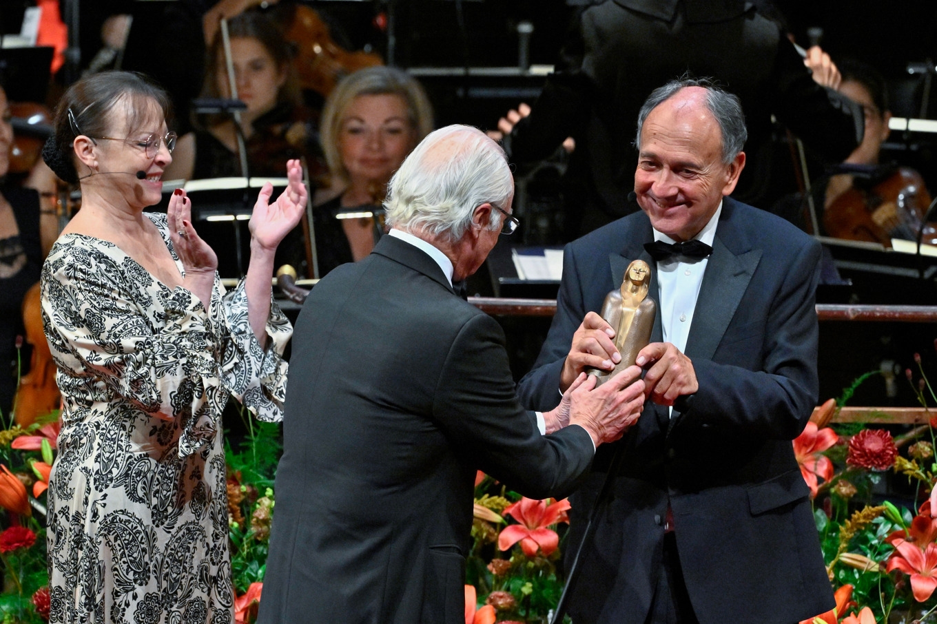 Kung Carl Gustaf delar ut Birgit Nilsson-priset till Paul Hermelin, ordförande för "Festival d'Aix-en-Provence". Till vänster Sophie Joissains, borgmästare i Aix-en-Provence. Foto: Claudio Bresciani/TT