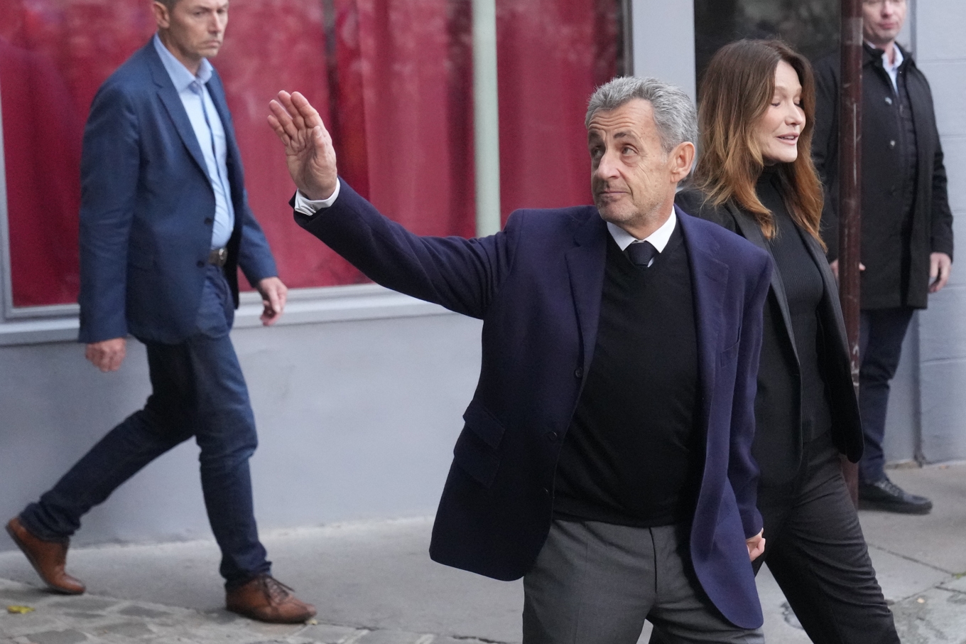 Frankrikes före detta president och hans fru Nicolas Sarkozy Carla Bruni-Sarkozy lämnar sitt hem i Paris när Nicolas Sarkozy beger sig mot fängelset för att börja avtjäna sitt femåriga straff. Foto: Thibault Camus/AP/TT