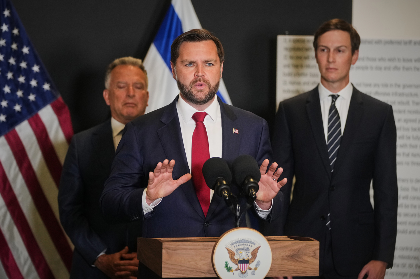 USA:s vicepresident JD Vance, flankerad av särskilda sändebudet Steve Witkoff (till vänster) och rådgivaren Jared Kushner, på presskonferensen. Foto: Francisco Seco/AP/TT