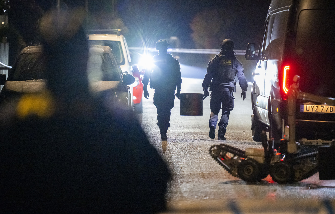 Polisens bombtekniker på plats i Eslöv efter larm om ett misstänkt farligt föremål. Foto: Johan Nilsson/TT