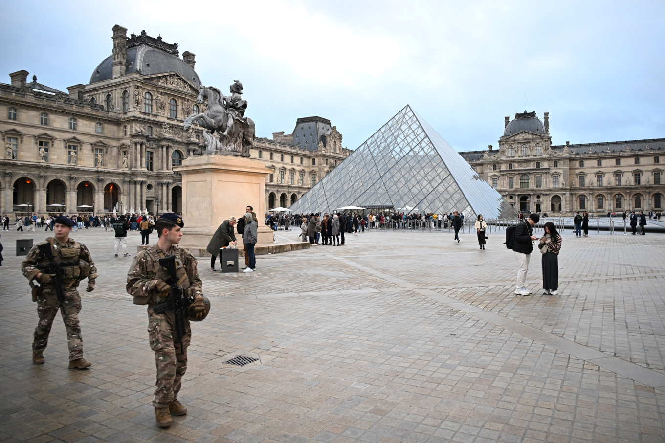Soldater patrullerar utanför Louvren i Paris under måndagen, som höll stängt i flera dagar efter den spektakulära juvelstölden i söndags. Nu öppnar museet igen. Foto: Emma Da Silva/AP/TT