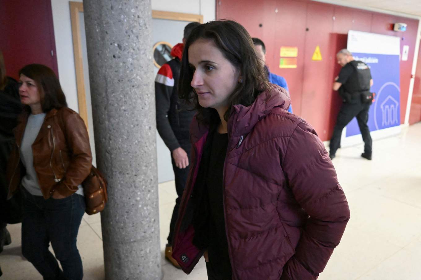 Franska skidskyttestjärnan Julia Simon på väg till rättegången i Albertville. Foto: JEAN-PHILIPPE KSIAZEK/AFP/TT