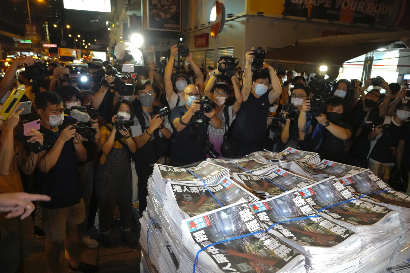 Den sista upplagan av den Pekingkritiska tidningen Apple Daily innan den lades ner. På gatorna i Hongkong köade folk i timmar för att få ett exemplar. Arkivbild. Foto: Vincent Yu/AP/TT