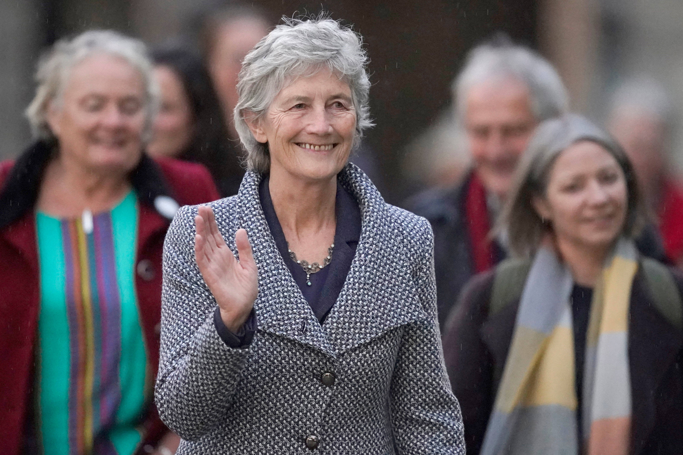 Catherine Connolly på väg till slottet i Dublin för att motta slutresultatet som visar att honm blir Irlands nästa president.5 Foto: Niall Carson/PA via AP/TT