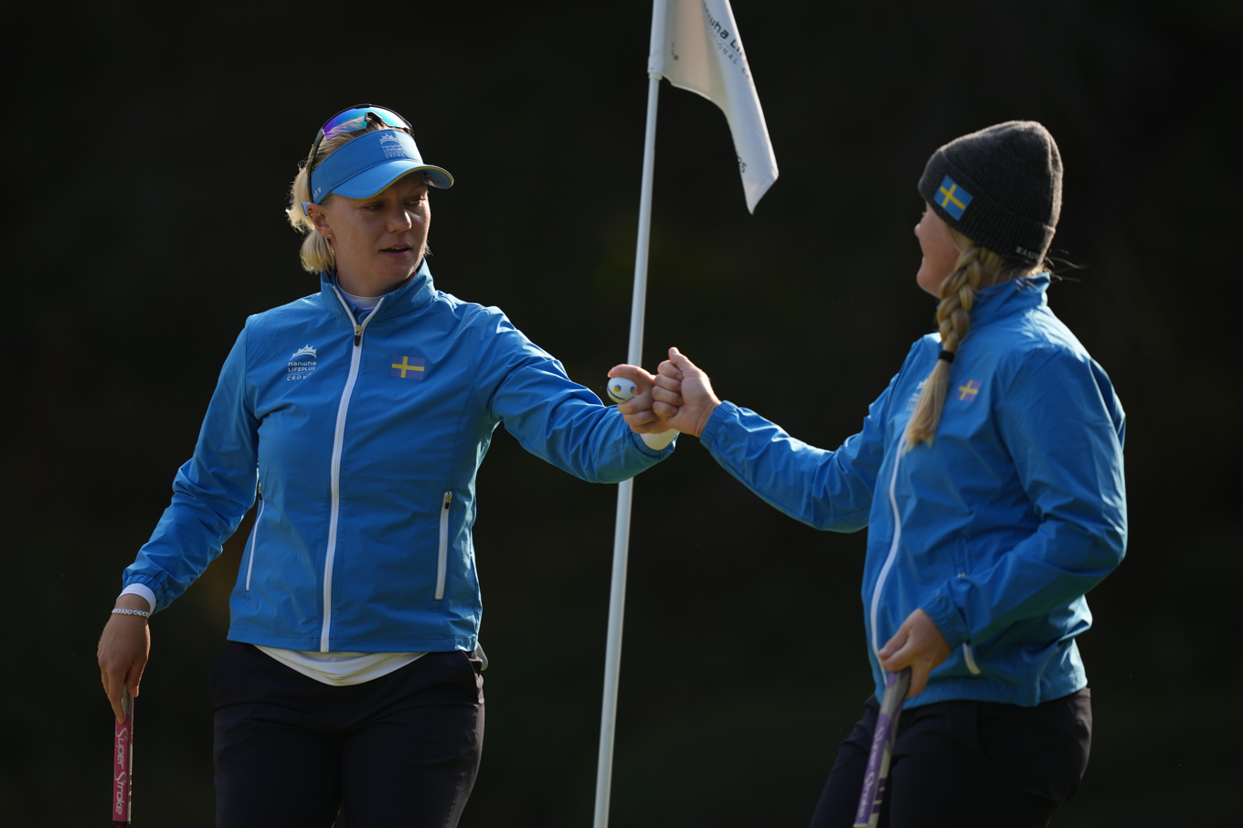 Madelene Sagström och Ingrid Lindblad i matchen mot världslaget som de förlorade. Foto: Lee Jin-man/AP/TT