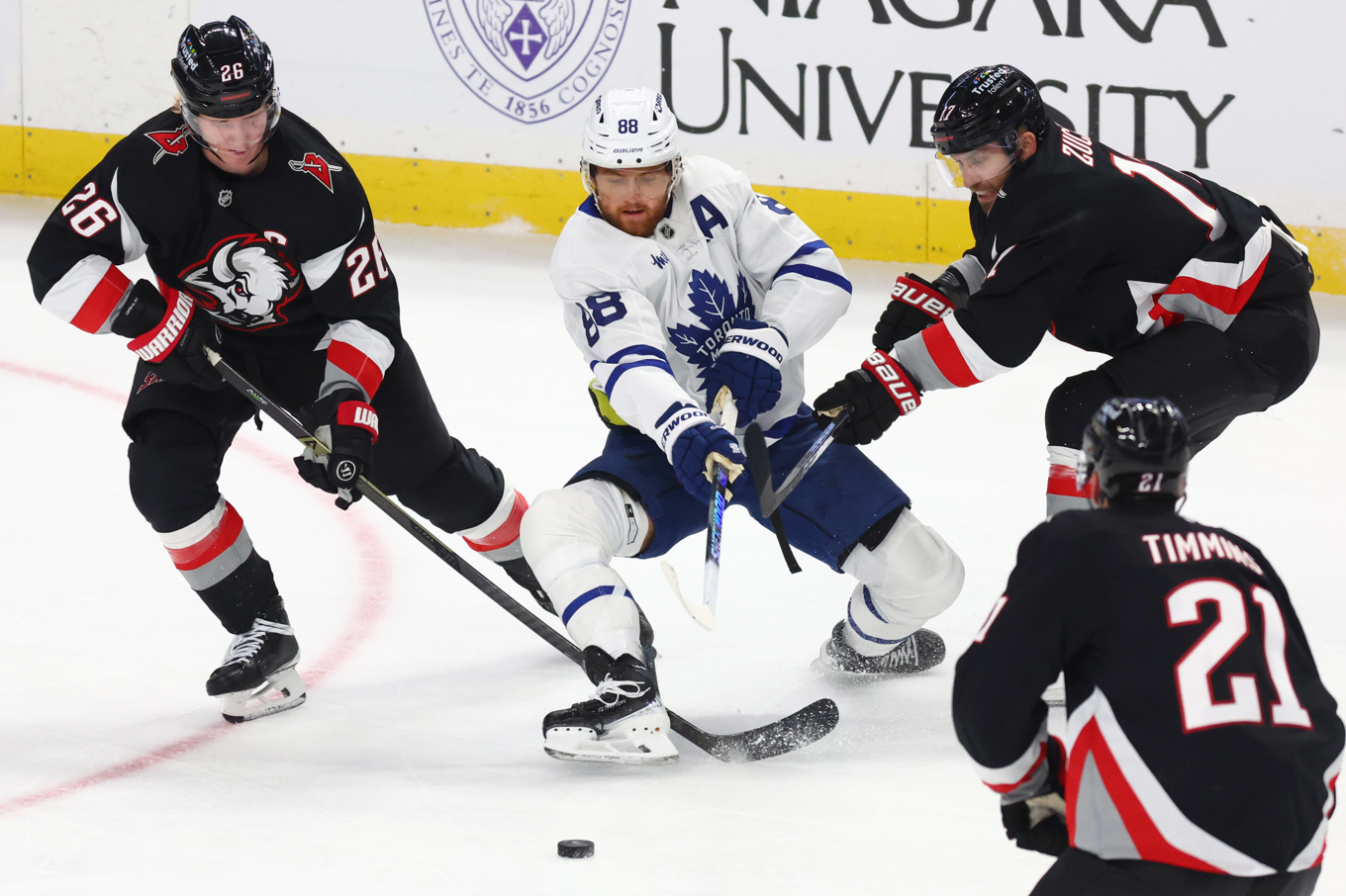 Torontos William Nylander (mitten) omringad av tre Buffalospelare. Foto: Jeffrey T. Barnes/AP/TT