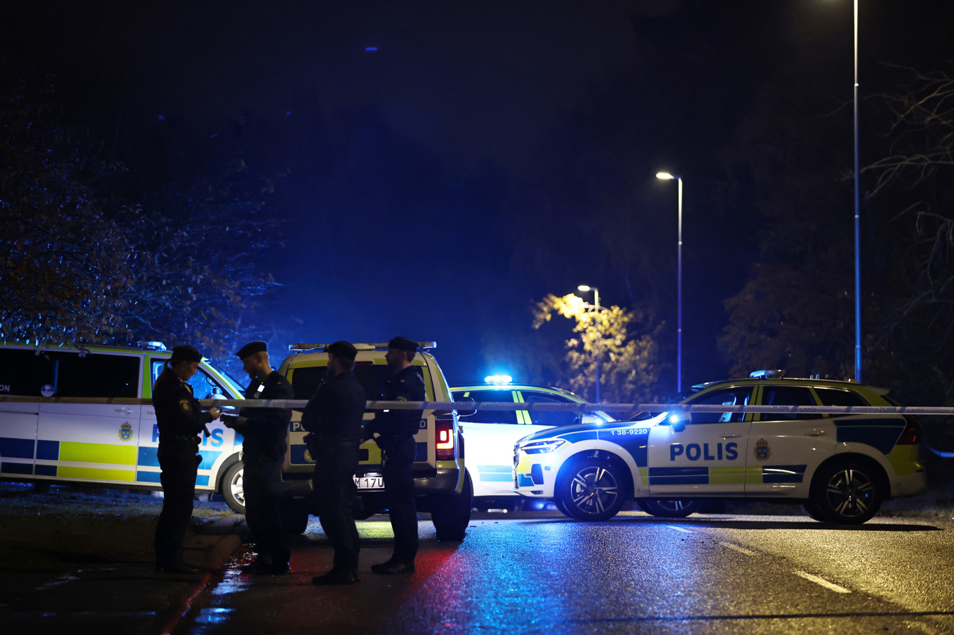 Poliser och avspärrningar vid brottsplatsen, en parkeringsplats i anslutning till ett mindre centrum. Foto: Caisa Rasmussen/TT