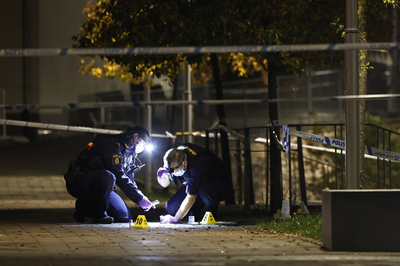 Polisens tekniker arbetar på platsen efter att en person har blivit skjuten i Rinkeby i nordvästra Stockholm. Foto: Fredrik Persson/TT