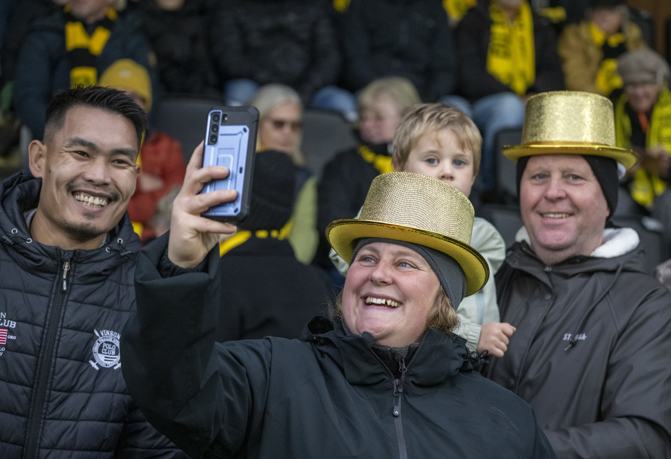 Mjällby-supportrar i guldhattar inför matchen mot Norrköping. Foto: Johan Nilsson / TT