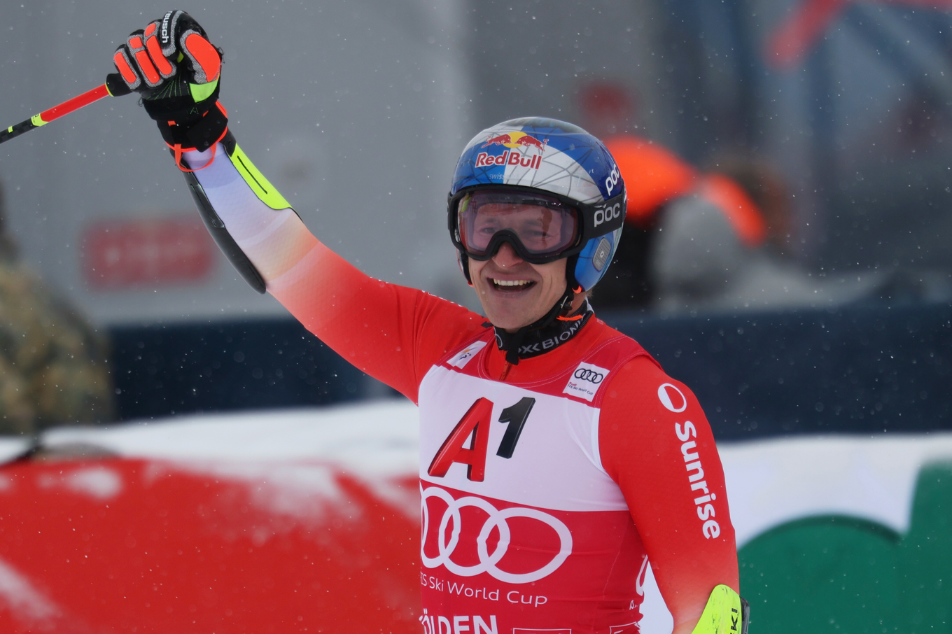 Marco Odermatt firar världscupseger nummer 46 när han vann alpina premiären i Sölden. Foto: Alessandro Trovati/AP/TT