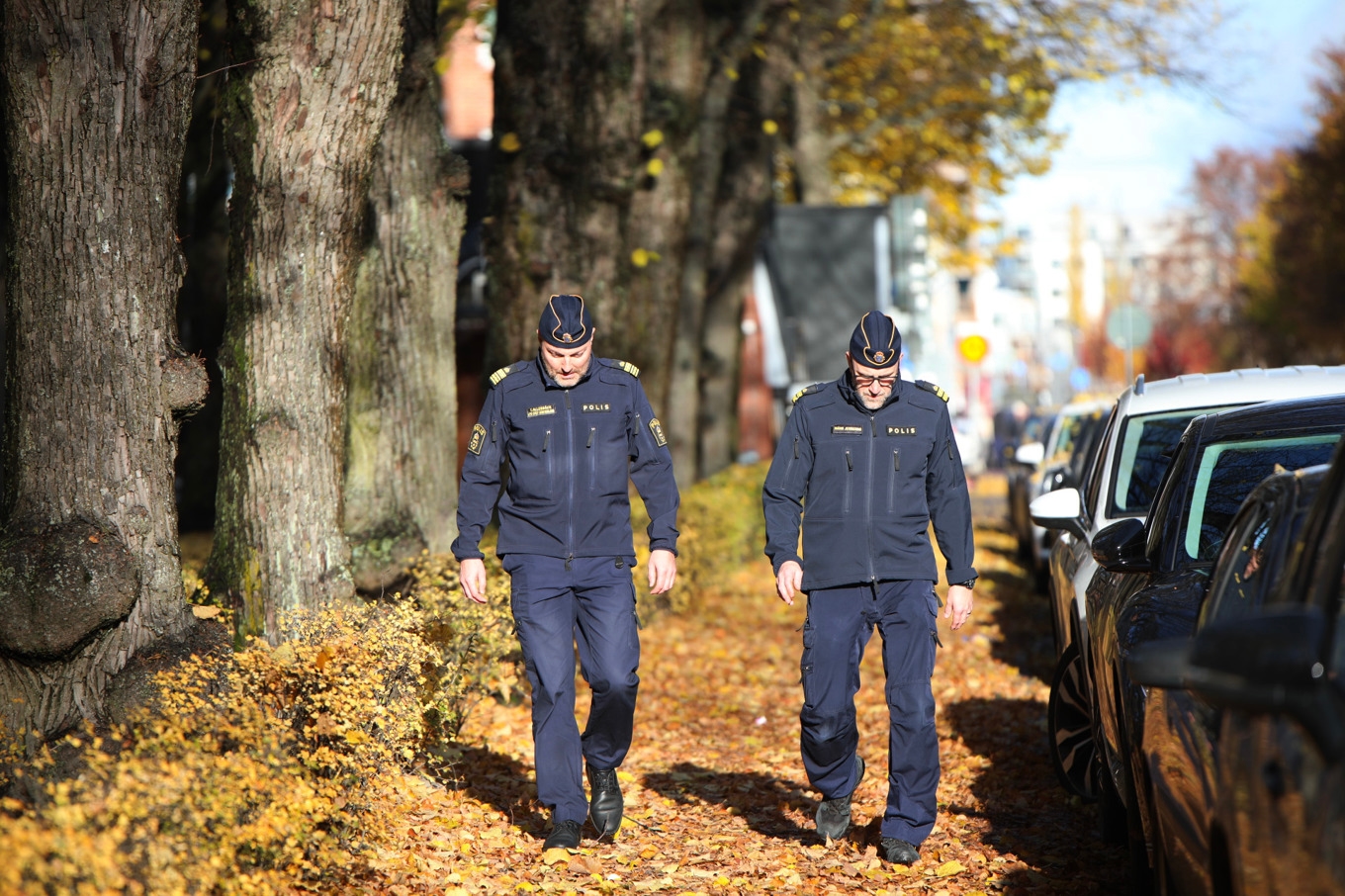 Lokalpolisområdeschef i Gästrikland Temo Allenbäck (till vänster) på plats i Stenebergsparken i stadsdelen Brynäs där en ung man sköts ihjäl sent på lördagskvällen. Foto: Roger Nilsson/TT