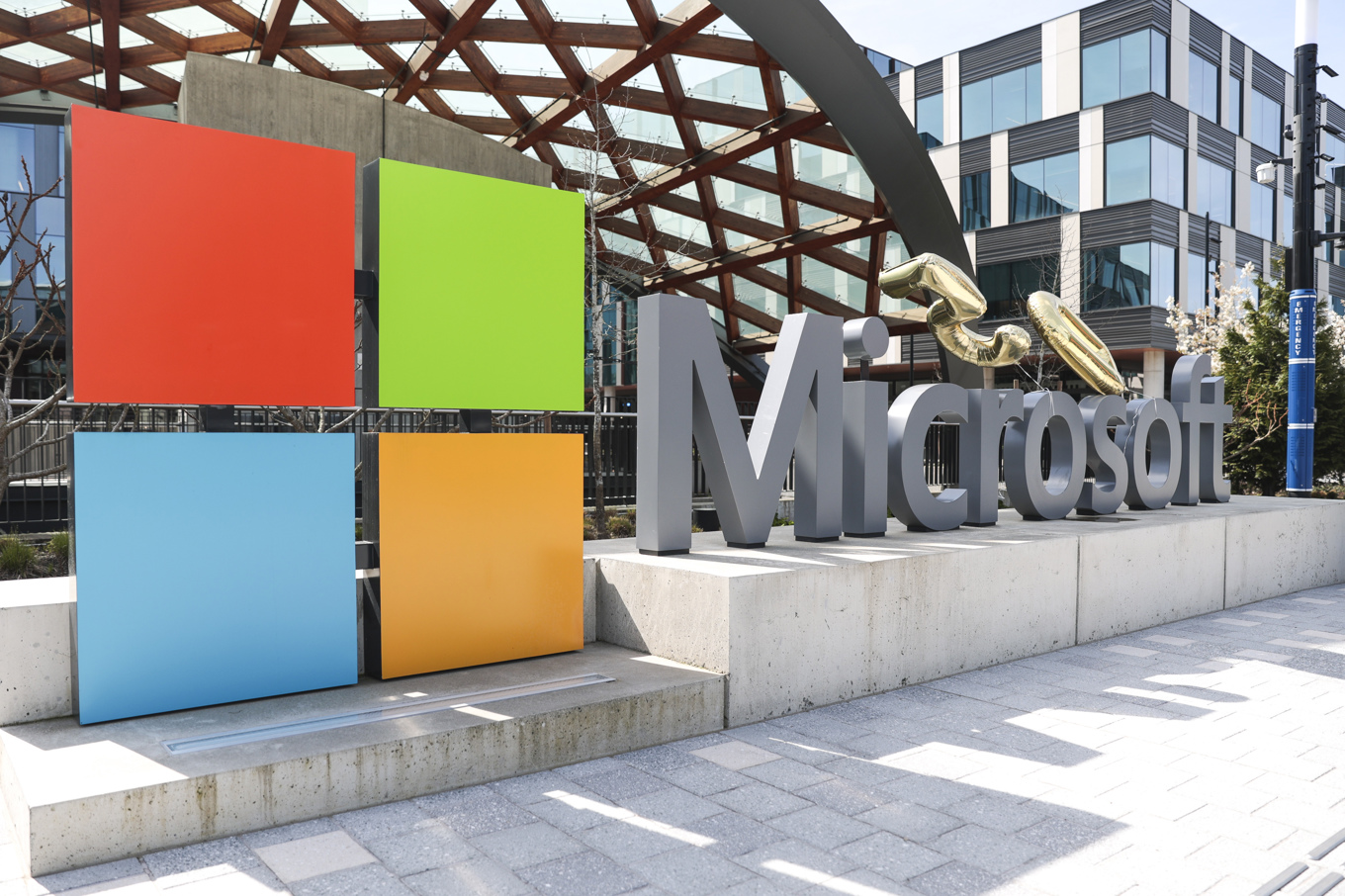 Australien stämmer Microsoft, som i april flaggade för företagets 50-årsjubileum. Foto: Jason Redmond/AP/TT
