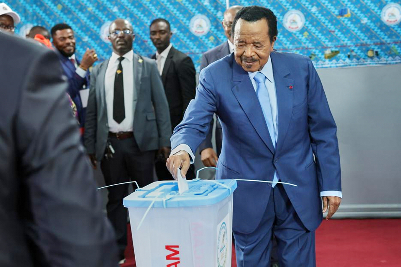 Kameruns 92-årige president Paul Biya röstar i valet den 12 oktober. På måndagen meddelades det att han segrat stort. Foto: Angel Ngwe/AP/TT