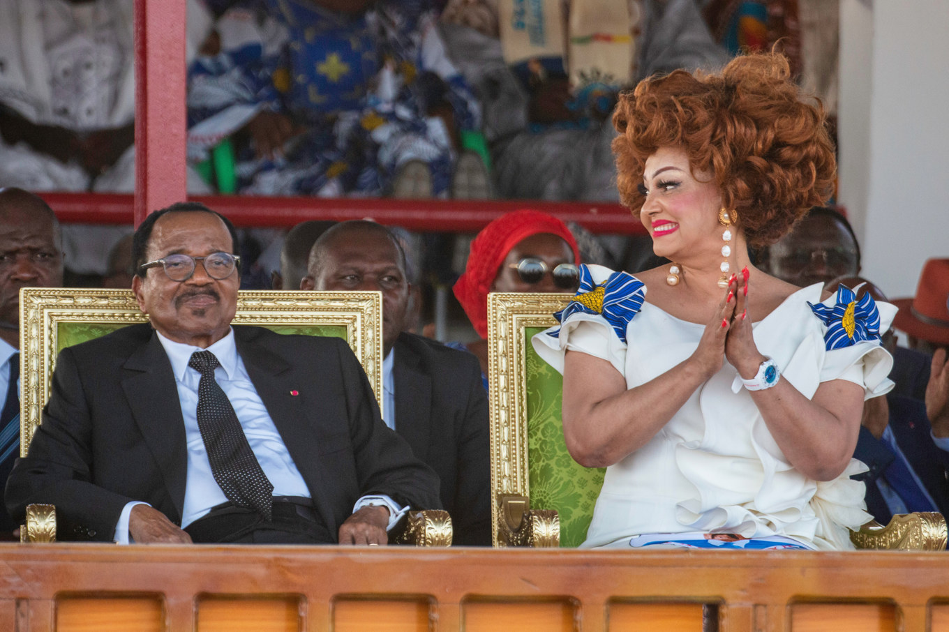 Kameruns president Paul Biya och hans fru Chantal Biya under ett kampanjmöte i staden Maroua tidigare i oktober. Foto: Welba Yamo Pascal/AP/TT