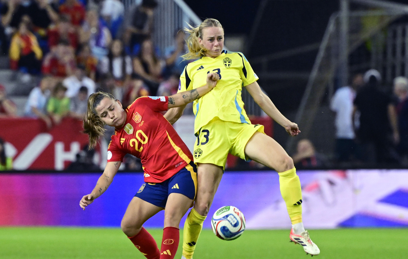 Amanda Ilestedt i en närkamp med Spaniens tvåmålsskytt Claudia Pina i första mötet i fredags. Foto: Jonas Ekströmer/TT