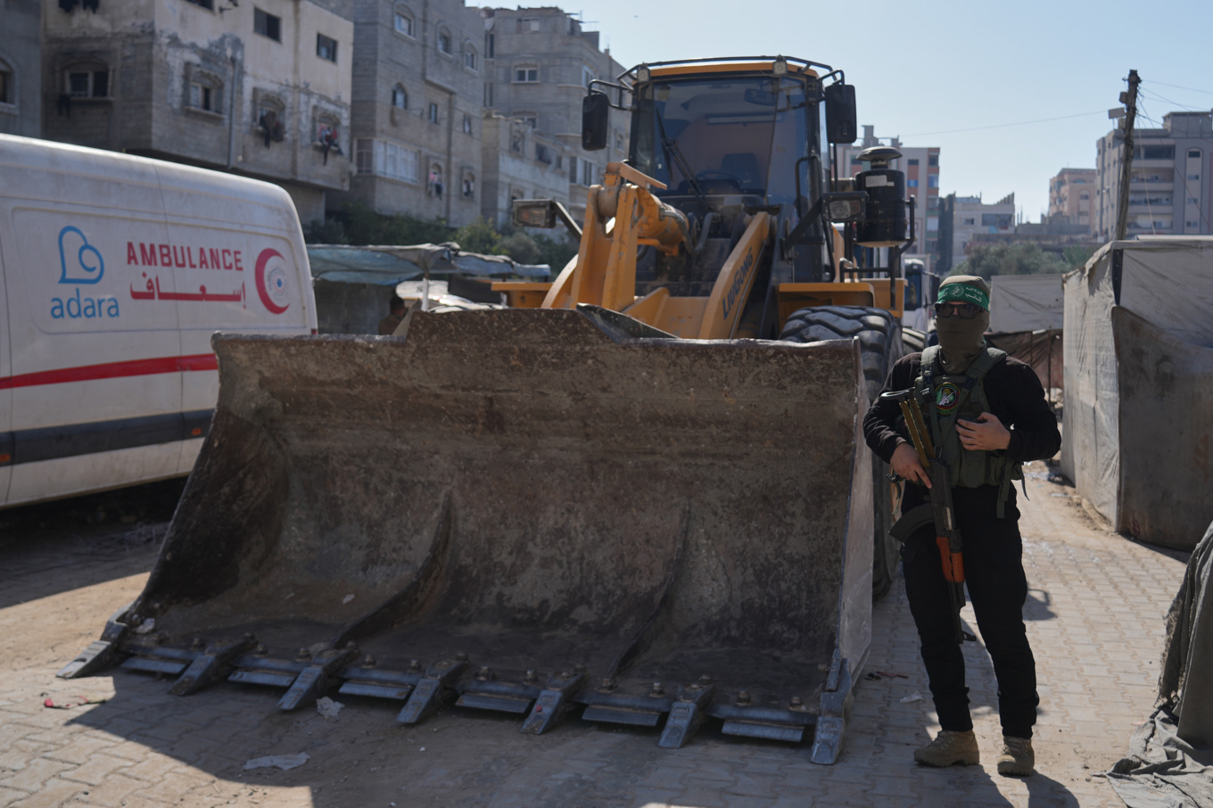 En medlem ur Hamas väpnade gren, al-Qassambrigaderna, intill en utgrävning i Nuseirat där Hamas och egyptiska experter letar efter kvarlevor från gisslan på tisdagen. Foto: Abdel Kareem Hana/AP/TT