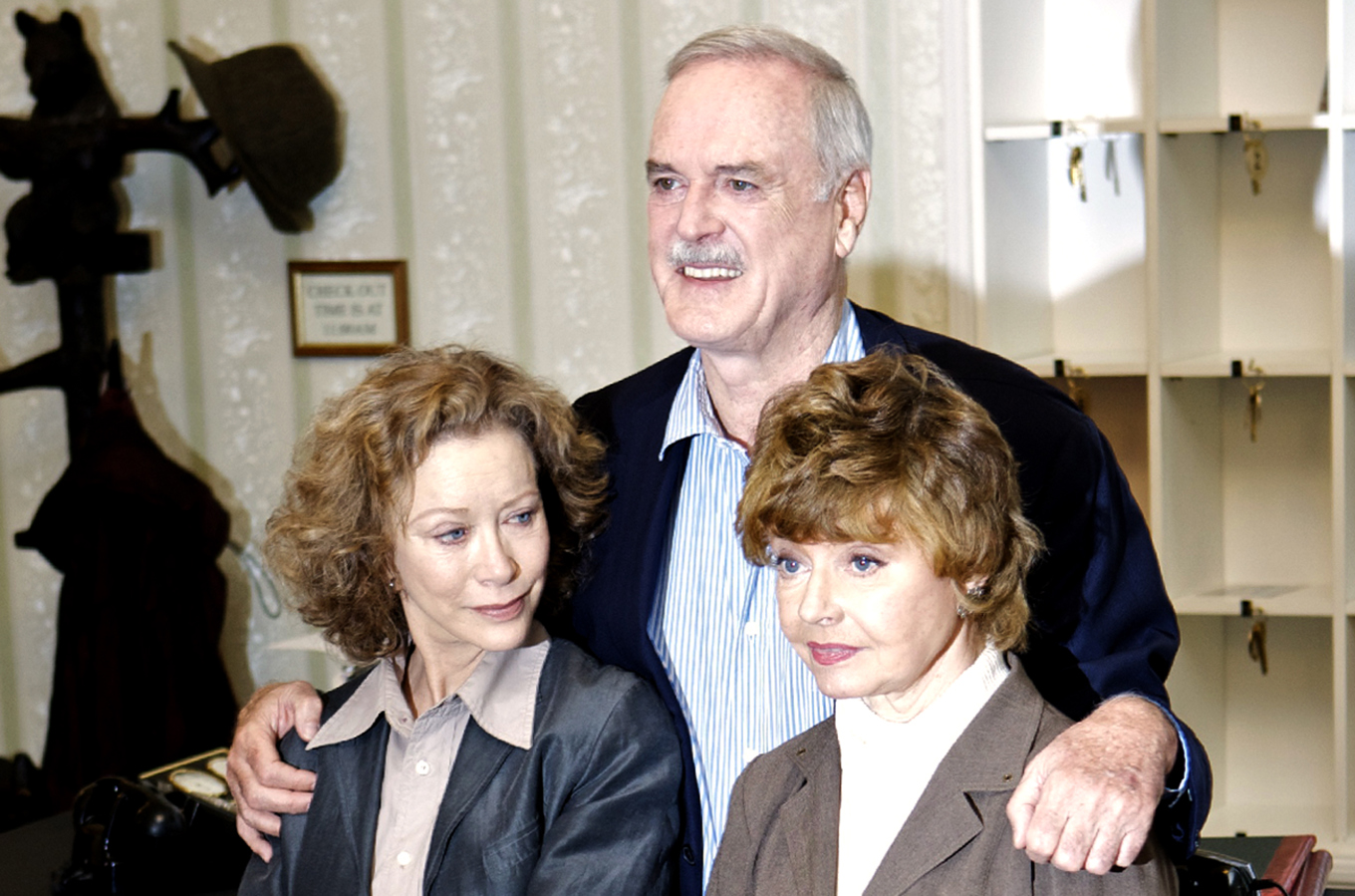 Connie Booth, John Cleese och Prunella Scales, till höger, gjorde tv-serien om det excentriska brittiska hotellet Fawlty Towers, "Pang i bygget" på svenska, till en världshit. Bilden är från 2009. Foto: Edmond Terakopian/AP/TT