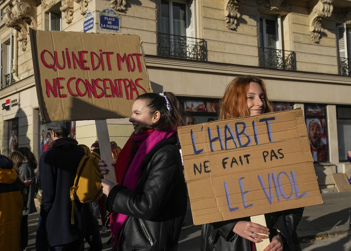 Demonstration i Paris 2023 för utökade lagar mot sexuellt utnyttjande av kvinnor. Foto: Michel Euler/AP/TT