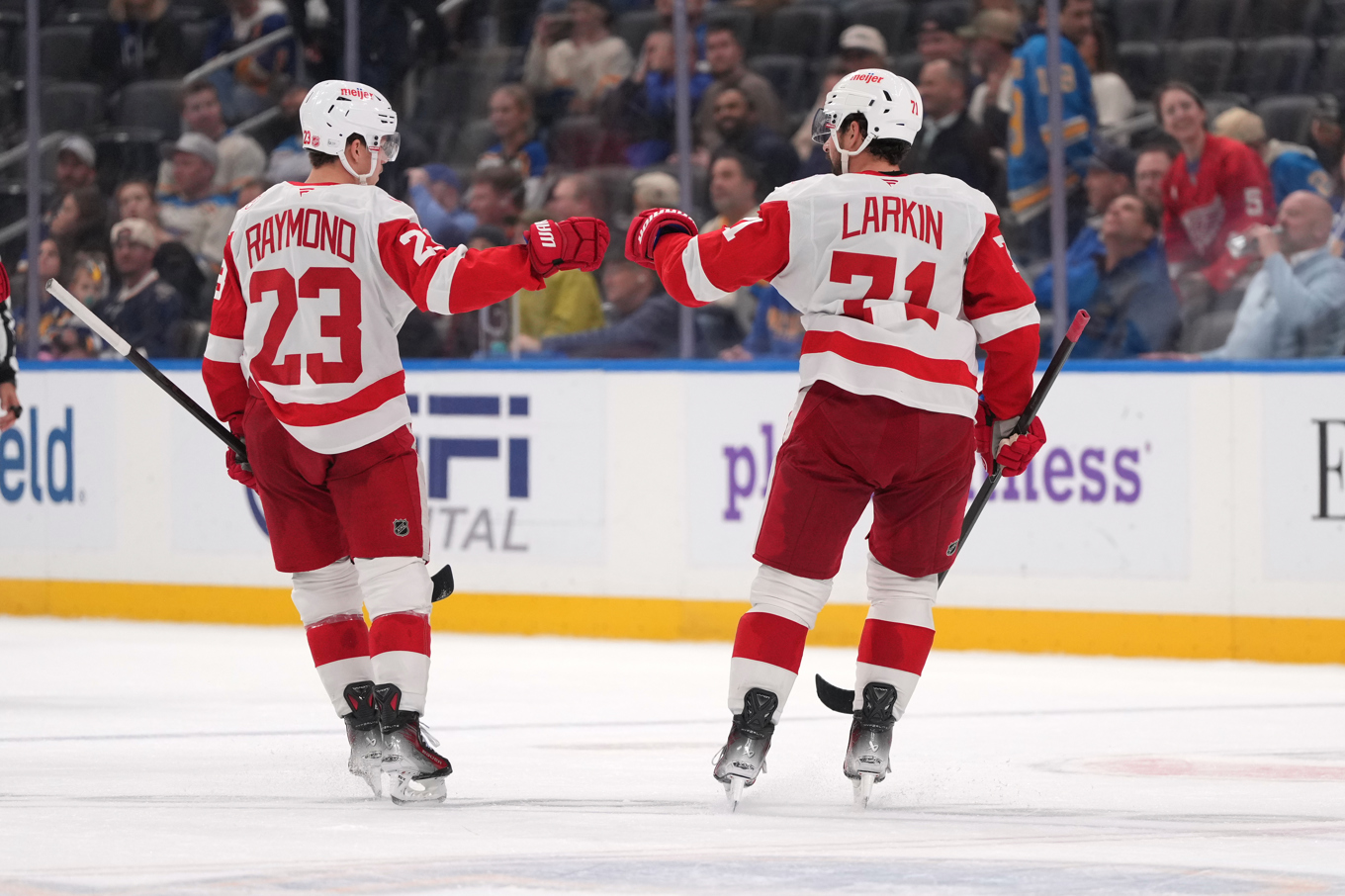 Den svenske storstjärnan Lucas Raymond visade på fint samarbete med lagkaptenen Dylan Larkin. Foto: Jeff Roberson/AP/TT