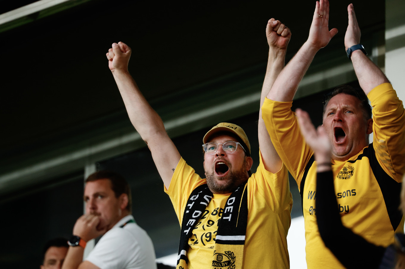 SD:s partiledare Jimmie Åkesson har skäl att vara glad även över partiets opinionssiffror, inte bara favoritlaget Mjällbys guld i fotbollsallsvenskan. Foto: Adam Ihse/TT