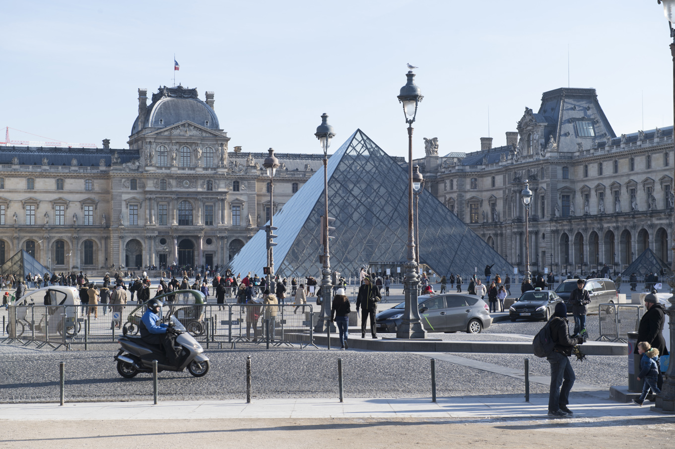 Louvrepyramiden i glas från 1988 är huvudentré till museet. Nu ska säkerheten skärpas. 
Arkivbild. Foto: Fredrik Sandberg/TT