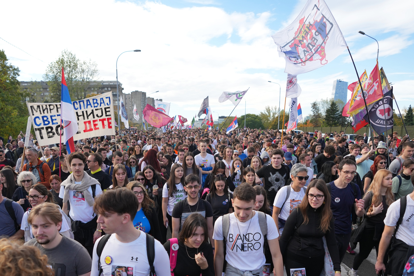 Belgrad, torsdag: Demonstrationståget avgår från huvudstaden inför en ungefär tio mil lång marsch till Novi Sad i norra Serbien. Foto: Darko Vojinovic/AP/TT