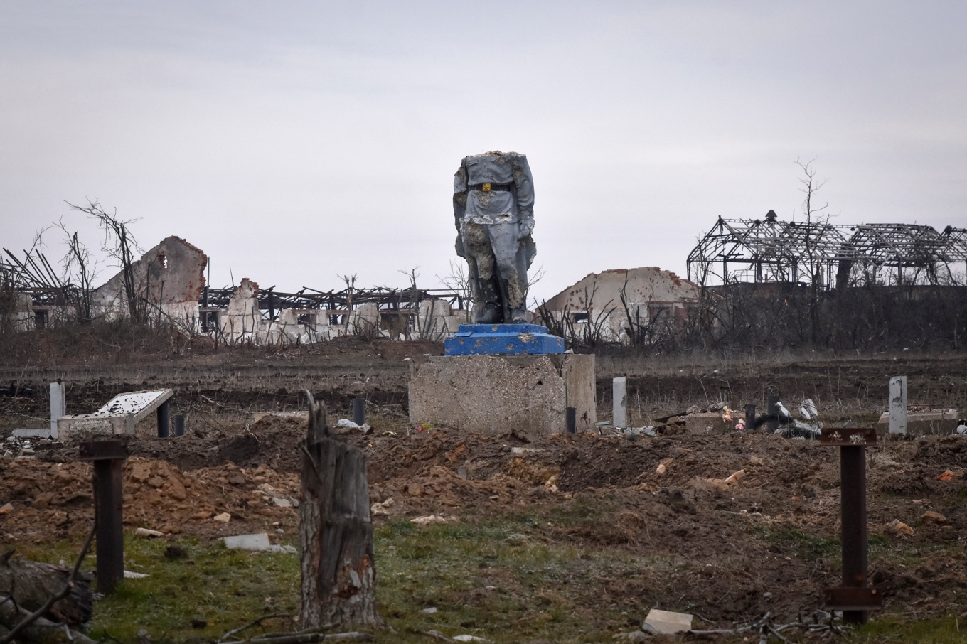 Den ryska soldaten tillfångatogs av Ukrainas armé nära byn Robotone i regionen Zaporizjzja. Bild från byn i mars 2024. Foto: Andriy Andriyenko/AP/TT