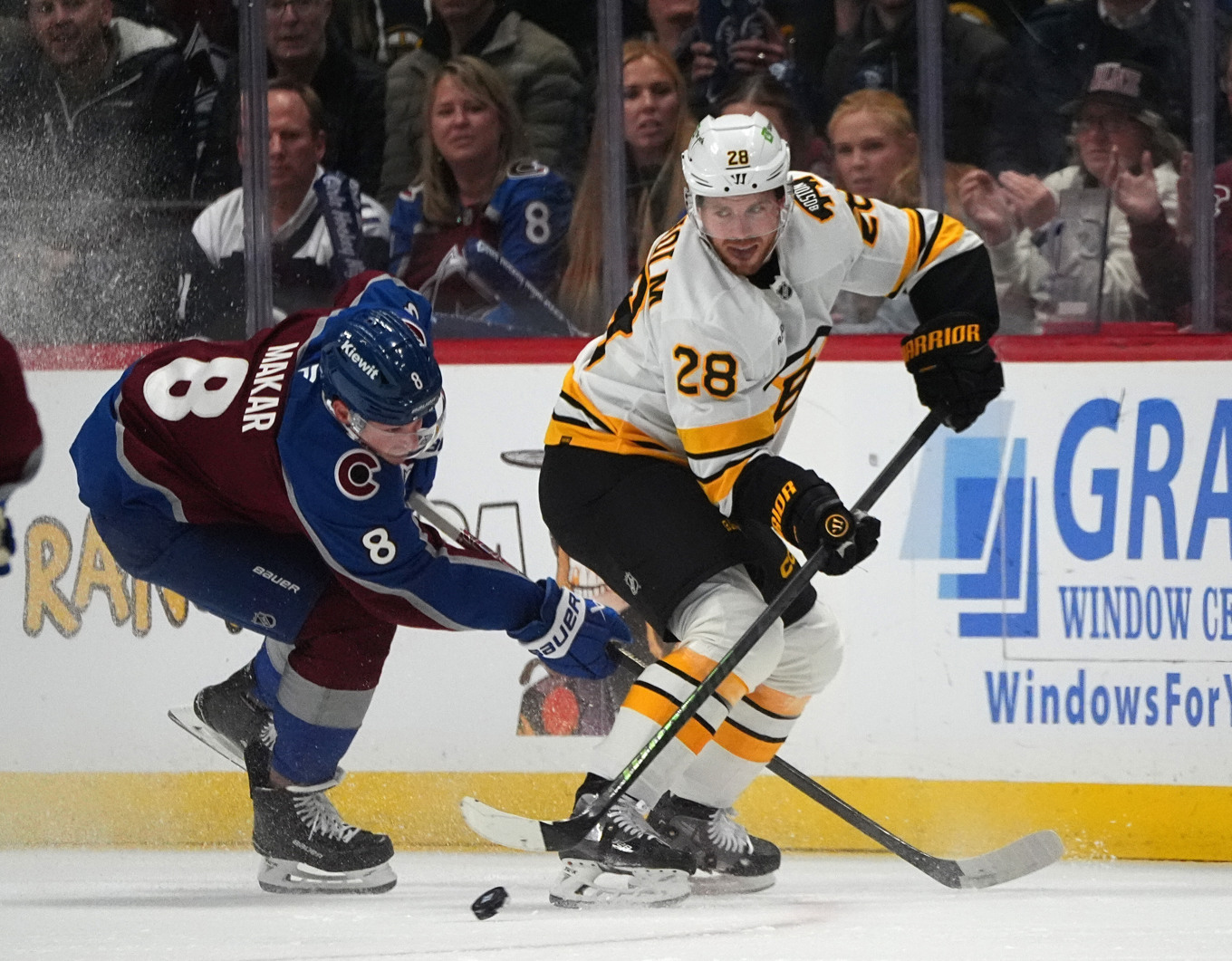 Elias Lindholm (28) under en NHL-match i oktober. Foto: David Zalubowski/AP/TT