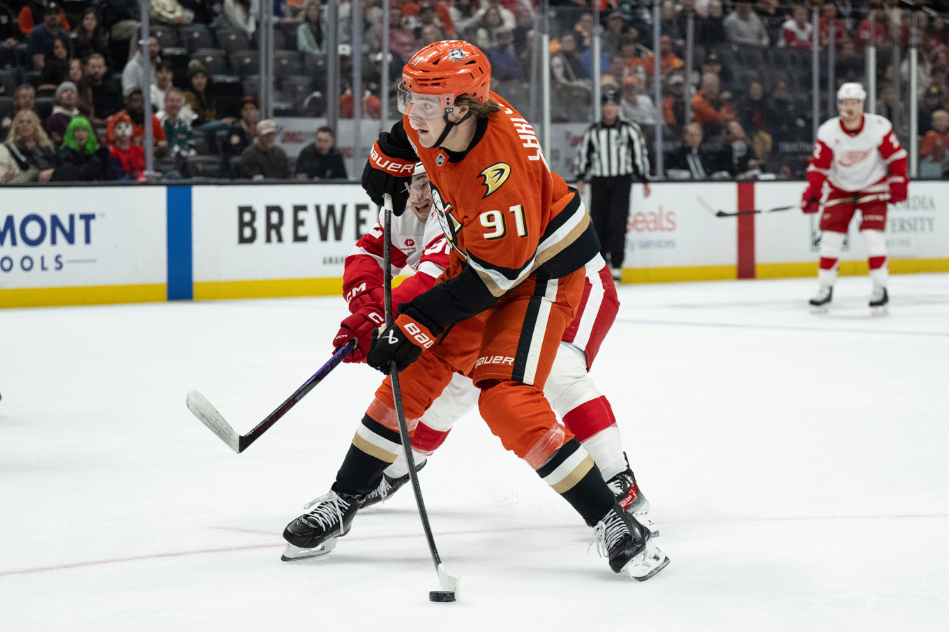 Svenske Leo Carlsson i färd att sätta sitt mål för Anaheim. Foto: Kyusung Gong/AP/TT