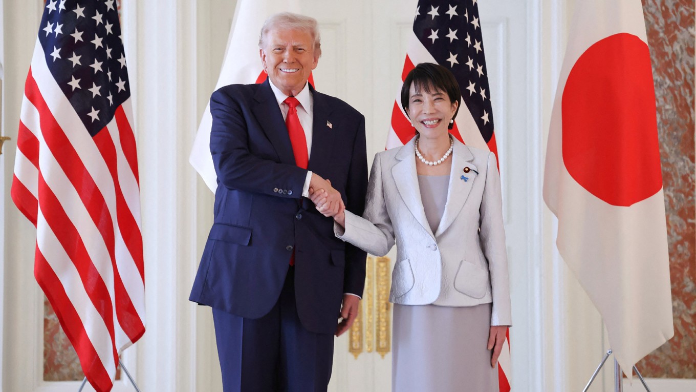 Japans premiärminister Sanae Takaichi skakar hand med USA:s president Donald Trump på Akasaka State Guest House i Tokyo den 28 oktober. Foto: STR/JAPAN POOL/JIJI PRESS/AFP via Getty Images