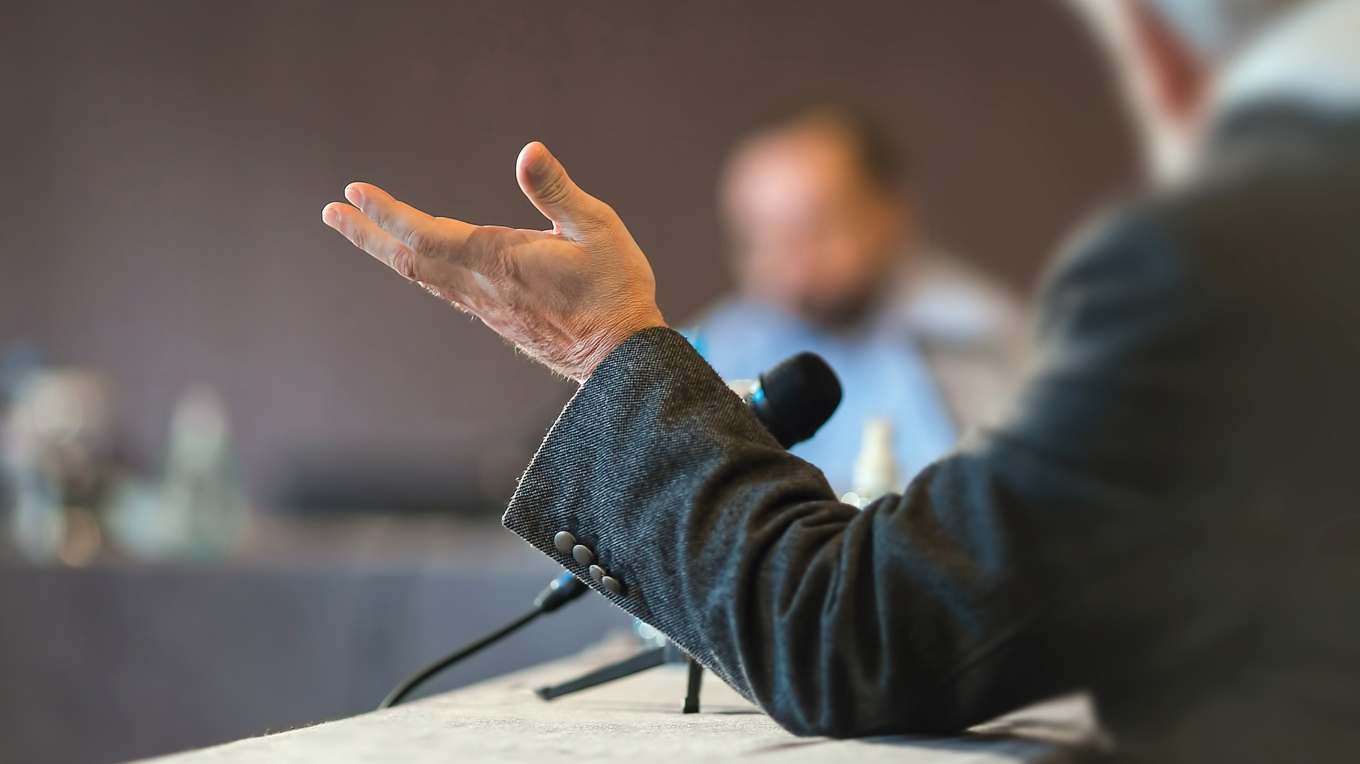 Hur får vi ett bättre debattklimat? Kanske genom att våga samtala under hövliga former, även i andra forum än de traditionella. Foto: Shutterstock