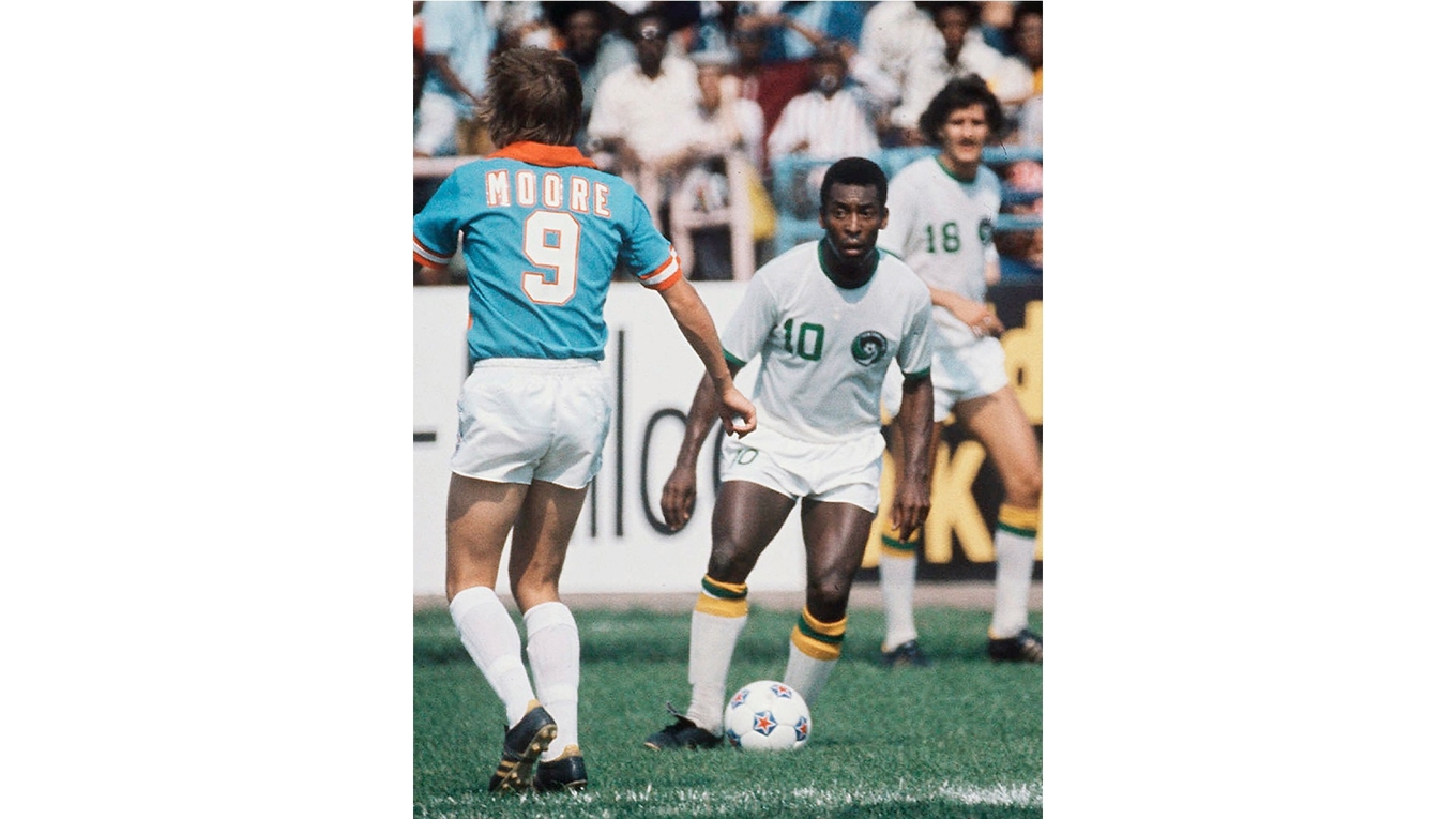 Pelé debuterade för Cosmos mot Dallas Tornado och markerades matchen igenom av Mickey Moore, en engelsk slitvarg med bakgrund i Blackburn, Southport och Wigan. Foto: TT-bild/via AP